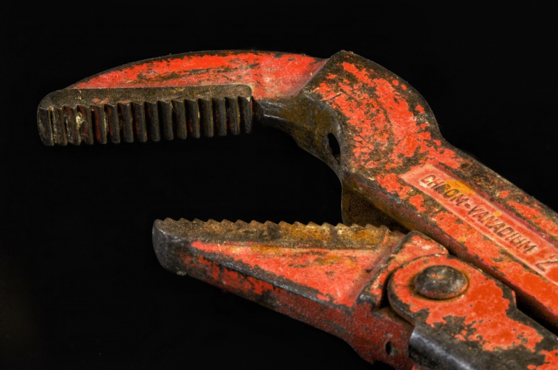 plombier-LA LONDE LES MAURES-min_pipe-wrench-318084